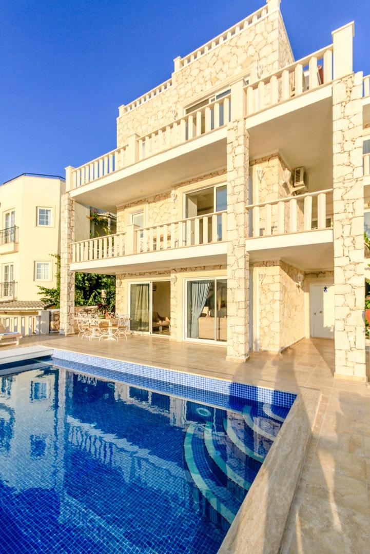 Villa Ketchy